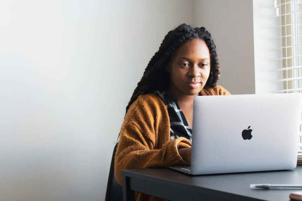 Ragazza che lavora al computer